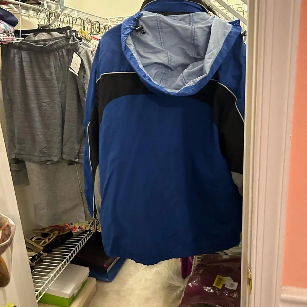 Sonoma sport men’s blue ski coat. Fleece lining. Inside cell pocket.